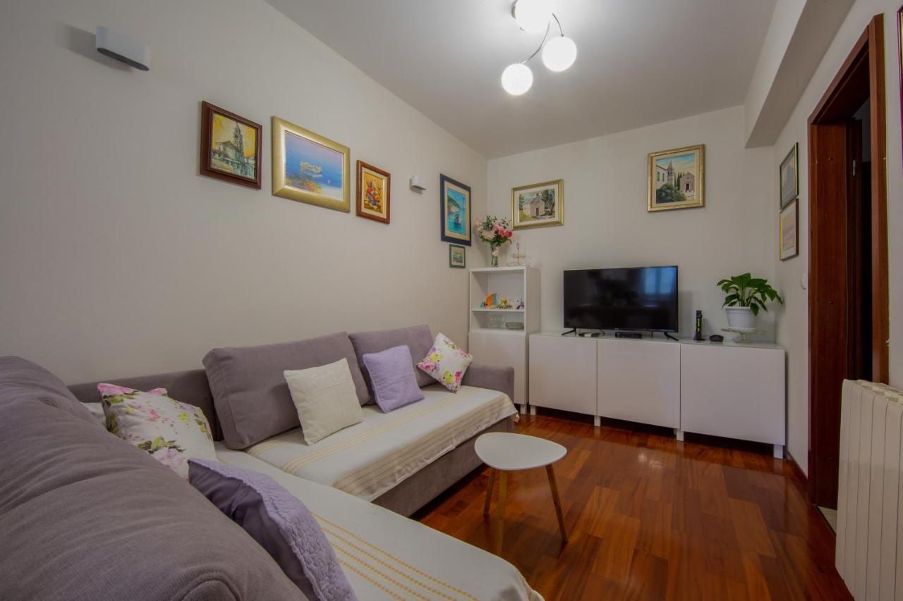 Mime Apartment Split Bagian luar foto